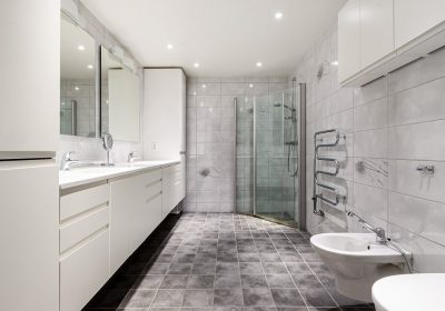 Praktyczne i estetyczne – jak liniowe odpływy prysznicowe zmieniają wygląd i funkcjonalność łazienek